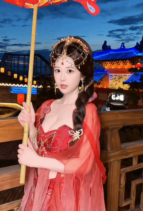 《黑神话》萍萍演员美图：手提锦鲤灯 红纱长裙太美了