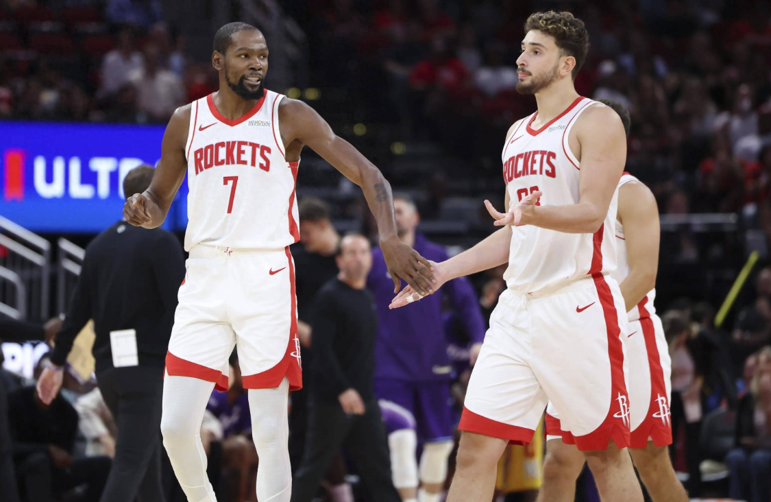 NBA疯狂一夜！湖人大换血4出4进，詹姆斯离队，火箭捡漏成大赢家
